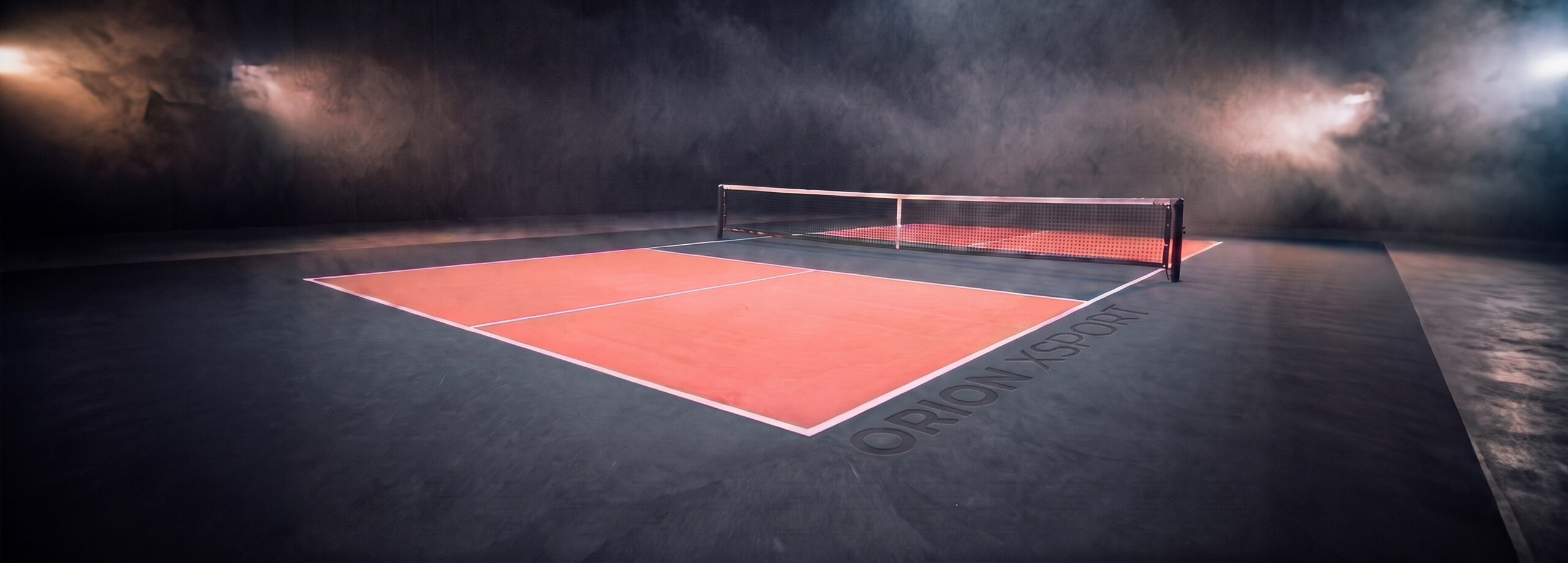 Quadra de pickleball da Orion XSport com o piso de vinil técnico de 3 mm e os postes com a rede montada, vista rente ao chão. Fabricação direto da fábrica.