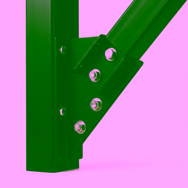 Nudo estructural de una cancha de pádel Anti Hurricane de Orion XSport: placa de anclaje atornillada entre el perfil vertical y el refuerzo diagonal, acero con recubrimiento en polvo negro RAL 9017. Fabricación directa de fábrica.