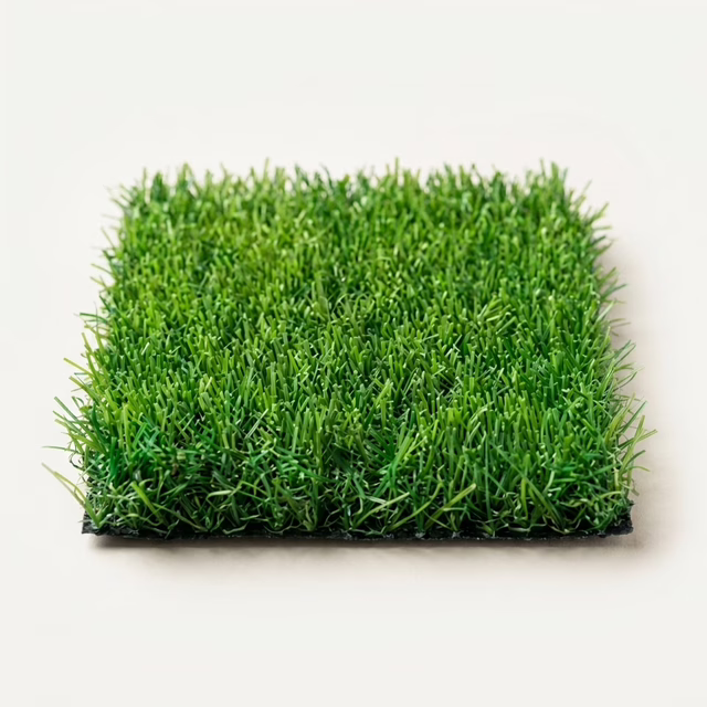 Amostra de grama artificial decorativa de 25 mm e 10.000 dtex em verde, para áreas comuns e terraços de clube, detalhe macro. Fabricação direto da fábrica.
