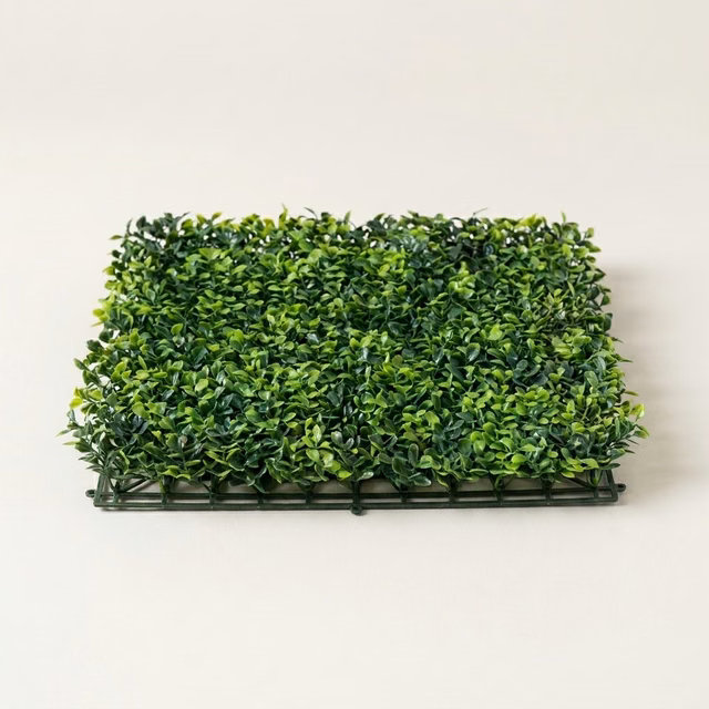 Amostra de jardim vertical sintético: peça de folhagem de 50 x 50 cm sobre sua grade, detalhe macro. Fabricação direto da fábrica.