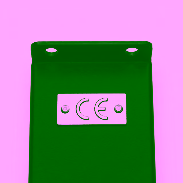 Placa de marcado CE remachada sobre perfil de acero con recubrimiento en polvo negro RAL 9017, de una cancha de pádel Classic Court de Orion XSport. Fabricación directa de fábrica.