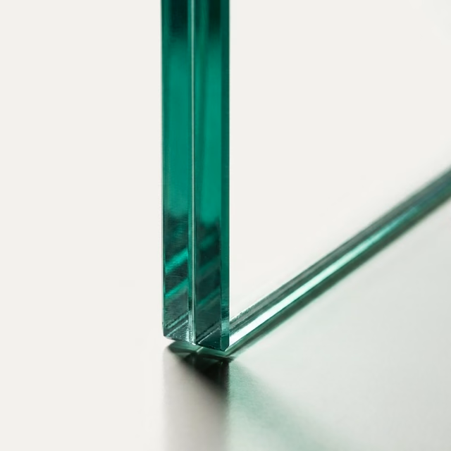 Canto de vidrio templado de 12 mm de las canchas de pádel Orion XSport, detalle macro. Fabricación directa de fábrica.
