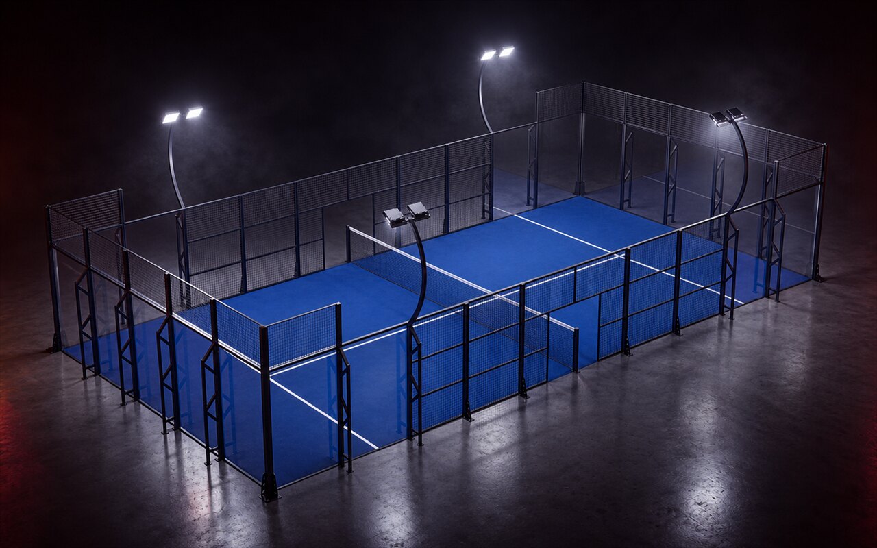 Cancha de pádel Anti Hurricane de Orion XSport, vista de dron desde la esquina en tres cuartos: césped azul y columnas de celosía de refuerzo estructural. Fabricación directa de fábrica.