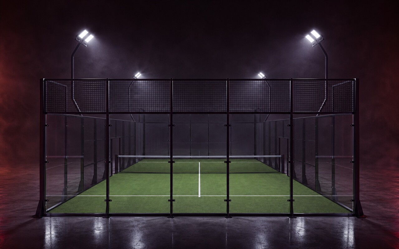 Cancha de pádel Classic Court de Orion XSport, vista frontal a nivel de ojo: césped verde y estructura clásica de postes rectos. Fabricación directa de fábrica.