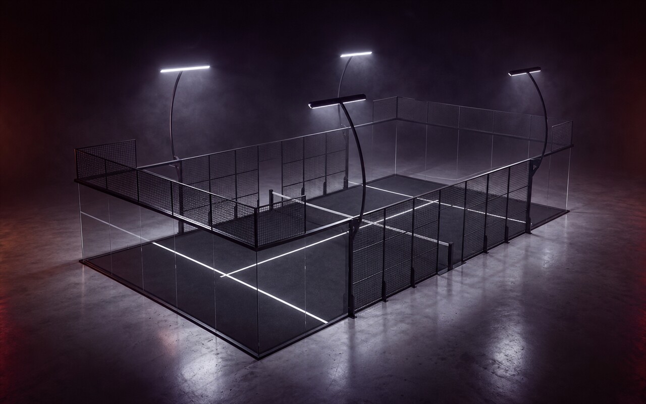 Cancha de pádel Superpanoramic Apex de Orion XSport, vista de dron desde la esquina en tres cuartos: césped negro, fondo de vidrio templado y postes con barra LED plana. Fabricación directa de fábrica.